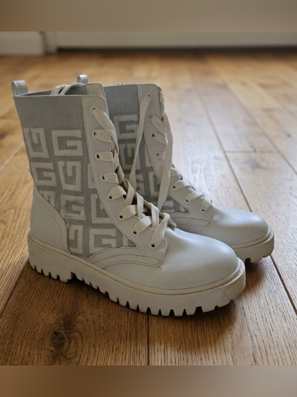 GUESS GWOLINIA Women's White
Faux Leather Platform
Combat&Lace-up Boots Sz.7.5